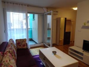 ein Wohnzimmer mit einem Sofa und einem Couchtisch in der Unterkunft Quiet Apartment in City Center in Sarajevo