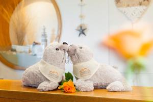 two stuffed animals are kissing on a table at Spiekerooger Leidenschaft in Spiekeroog