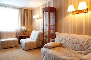 - un salon avec un canapé et une chaise dans l'établissement Kristall Hotel, à Dmitrov