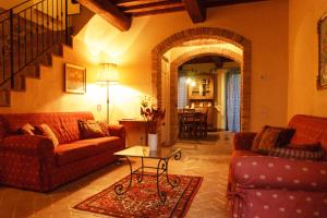Sala de estar con 2 sofás y mesa en Tenuta Sant'Ilario en Gambassi Terme
