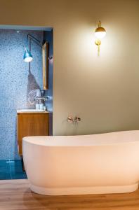 Kúpeľňa v ubytovaní Allure Central Boutique Hotel