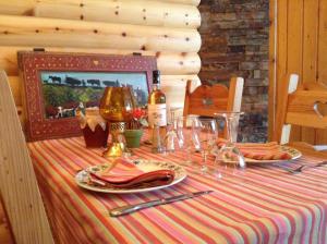 Un restaurante o sitio para comer en Hôtel Boule de Neige