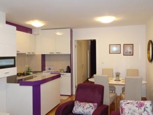 eine Küche und ein Wohnzimmer mit einem Tisch und Stühlen in der Unterkunft Quiet Apartment in City Center in Sarajevo