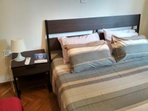 sypialnia z łóżkiem i nocną szafką z lampką w obiekcie Ηeart of Athens, Solonos str. w Atenach