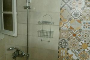 łazienka z prysznicem i dwoma koszami na ścianie w obiekcie Ηeart of Athens, Solonos str. w Atenach