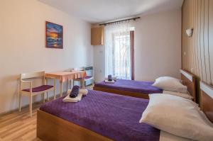 Posteľ alebo postele v izbe v ubytovaní Holiday apartment Angelina with Seaview and swimming pool