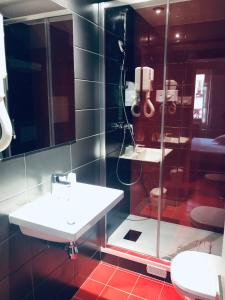 een badkamer met 2 wastafels en een spiegel bij The Originals City, Hôtel Lecourbe, Paris Tour Eiffel (Inter-Hotel) in Parijs