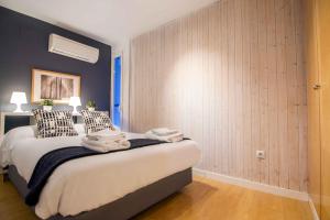 1 dormitorio con 1 cama grande y 2 almohadas en Welcomer Apartments Valencia en Valencia