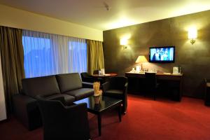 TV a/nebo společenská místnost v ubytování Golden Tulip Hotel de’ Medici
