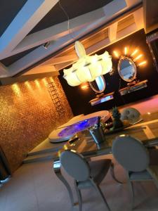 ポズナンにあるHotel Ramka & Restaurant & Wine Barの椅子2脚、テーブル1台、鏡1台が備わる客室です。
