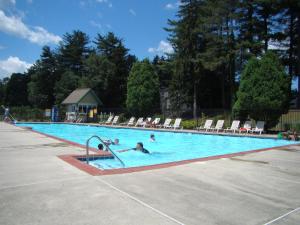 - un groupe de personnes se baignant dans une piscine dans l'établissement Pocono Mountain Villas by Exploria Resorts, à East Stroudsburg