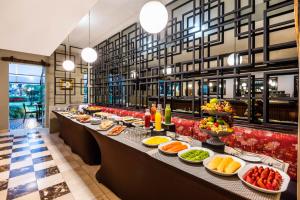 Makanan di atau berdekatan hotel