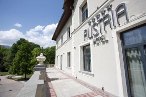 サラエボにあるHotel Austria & Bosnaの看板付きの建物