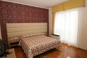 Łóżko lub łóżka w pokoju w obiekcie hotel ristorante vittoria