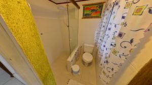 a small bathroom with a toilet in a room at Casa do Joca - Ilhabela in Ilhabela