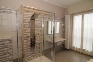 łazienka z prysznicem i umywalką w obiekcie hotel ristorante vittoria w mieście Santhià