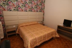 Łóżko lub łóżka w pokoju w obiekcie hotel ristorante vittoria