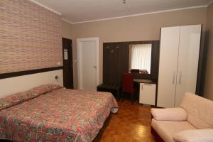 Łóżko lub łóżka w pokoju w obiekcie hotel ristorante vittoria