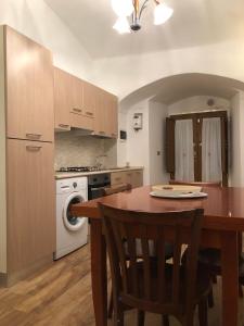 een keuken met een houten tafel en een eetkamer bij Il Pendio in Castellaneta