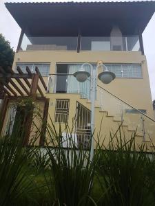 una casa con un poste de luz delante de ella en Quitenetes-Morro de Sao Paulo, Bahia ate para 2 adultos e 2 criancas, en Morro de São Paulo