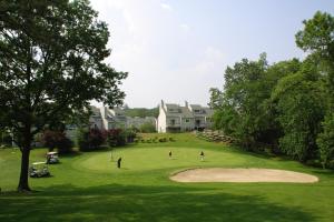 Un groupe de gens jouant au golf sur un green dans l'établissement Pocono Mountain Villas by Exploria Resorts, à East Stroudsburg
