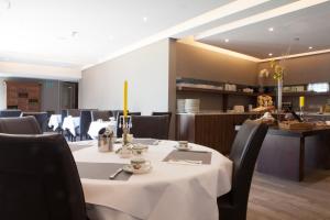 - une salle à manger avec une table et des chaises dans l'établissement Hotel Ambiotel, à Tongres