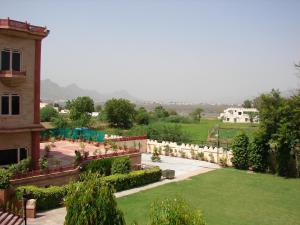 - Vistas al jardín desde un edificio en Mansingh Palace, Ajmer, en Ajmer