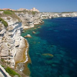 una vista aérea del océano cerca de una costa rocosa en Résidence hôtelière A TRAMA, en Bonifacio