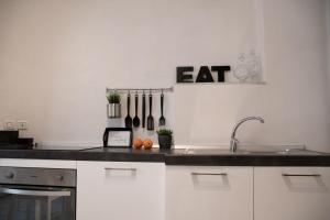A kitchen or kitchenette at Alloggio Turistico al Civico n 32