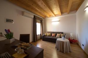 un soggiorno con divano e tavolo di Hotel C25 a Ponzano Veneto