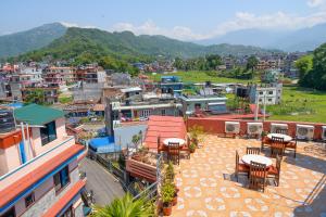 uma vista geral de uma cidade com edifícios e mesas em Hotel Admire Pokhara Pvt. Ltd. em Pokhara