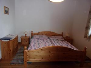 GroßkleinにあるBiohof/Gästezimmer Adamのベッドルーム1室(木製ベッド1台、ナイトスタンド2台付)