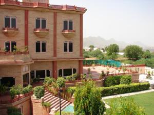 un gran edificio con un patio con piscina en Mansingh Palace, Ajmer, en Ajmer