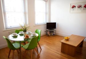 Apt 2, Opera House by Indigo Flats TV 또는 엔터테인먼트 센터