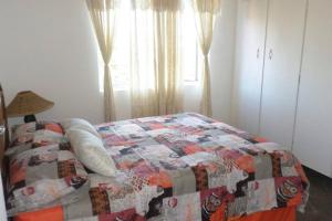 Tempat tidur dalam kamar di Modern Rustic Durban Apartment