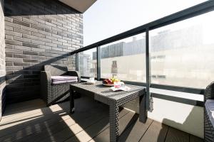 balcone con tavolo e sedie. di Airport Lirowa - P&O Serviced Apartments a Varsavia
