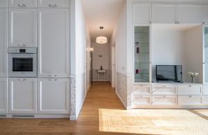 Kuchnia lub aneks kuchenny w obiekcie Airport Lirowa - P&O Serviced Apartments