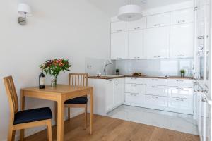 Kuchnia lub aneks kuchenny w obiekcie Airport Lirowa - P&O Serviced Apartments