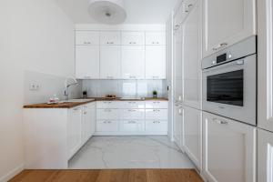 Kuchnia lub aneks kuchenny w obiekcie Airport Lirowa - P&O Serviced Apartments