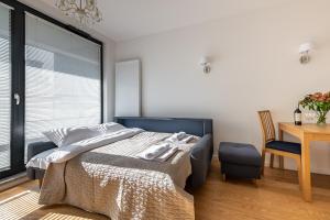 Łóżko lub łóżka w pokoju w obiekcie Airport Lirowa - P&O Serviced Apartments