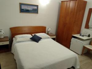 Postel nebo postele na pokoji v ubytování Apartments and Rooms Nikša