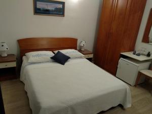 Postel nebo postele na pokoji v ubytování Apartments and Rooms Nikša