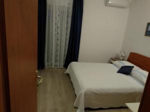 Postel nebo postele na pokoji v ubytování Apartments and Rooms Nikša