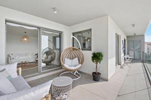 salon z kanapą i krzesłem na balkonie w obiekcie Panorama Beach - Sky View w mieście Torrox Costa