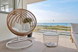 huśtawką w salonie z widokiem na ocean w obiekcie Panorama Beach - Sky View w mieście Torrox Costa
