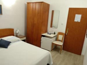 Postel nebo postele na pokoji v ubytování Apartments and Rooms Nikša