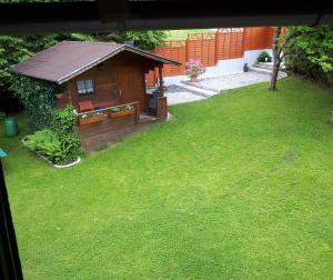 Ein Garten an der Unterkunft Gästehaus Verena