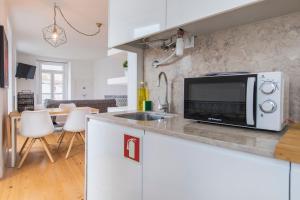 Una cocina o zona de cocina en LovelyStay - Lusitano's Heart 2BDR Apartment in Alfama