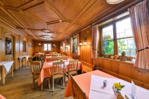 Restaurace v ubytování Metzgerei Gasthof Oberhauser - Hotel zur Post