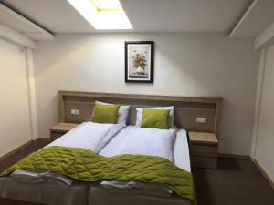 Llit o llits en una habitació de Gros Hotel - Leskovac